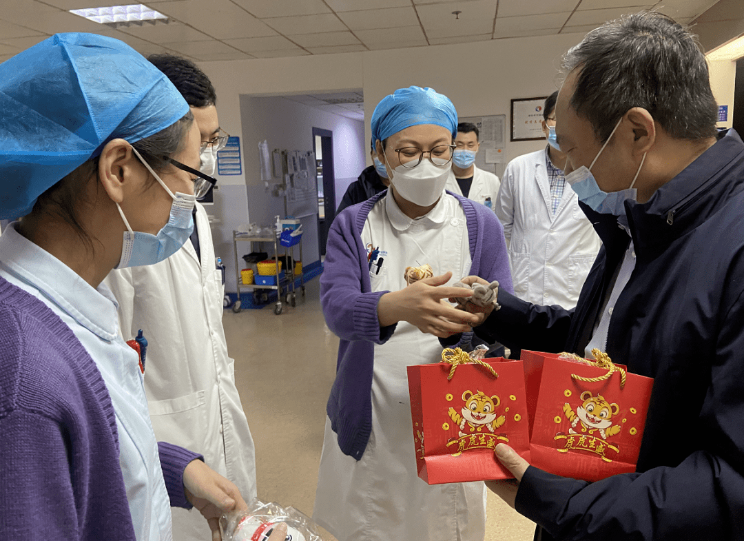 “大家辛苦了！”元旦来临，成都誉美医院领导慰问坚守一线的医务人员