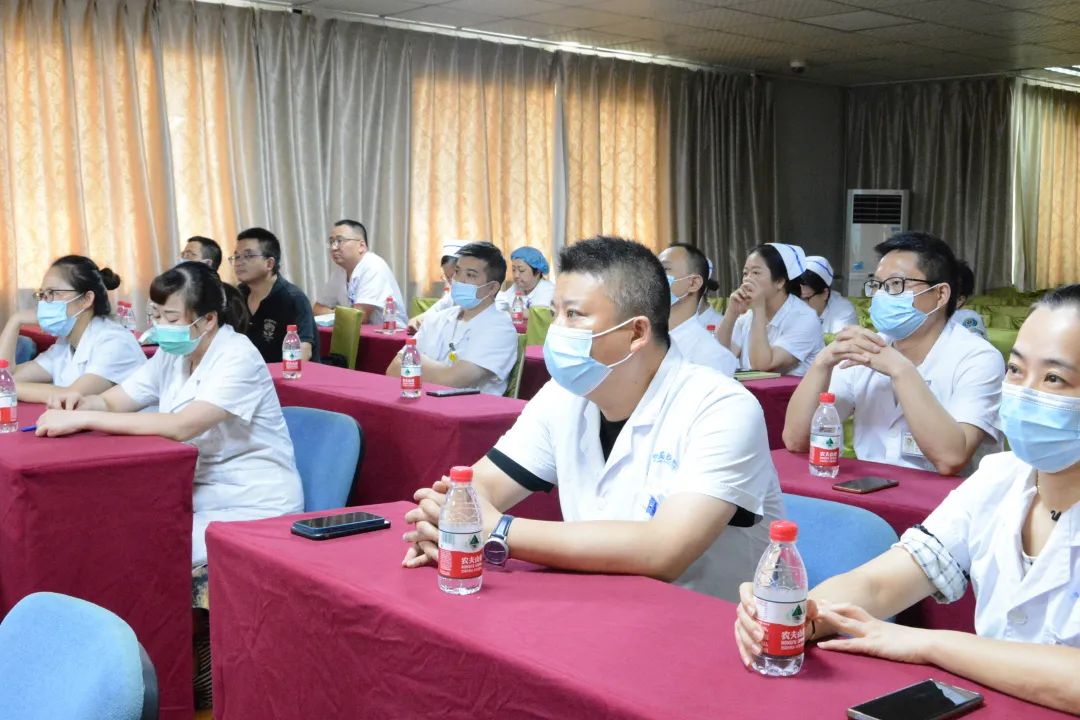 成都誉美医院联合圣灯社区党委开展“情暖金秋·爱在重阳”走访慰问活动