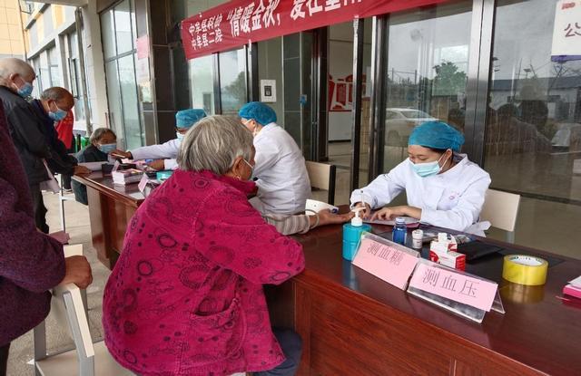 成都誉美医院联合圣灯社区党委开展“情暖金秋·爱在重阳”走访慰问活动