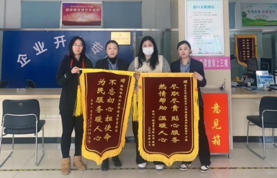 点赞！一天收到两面锦旗，背后故事很暖心