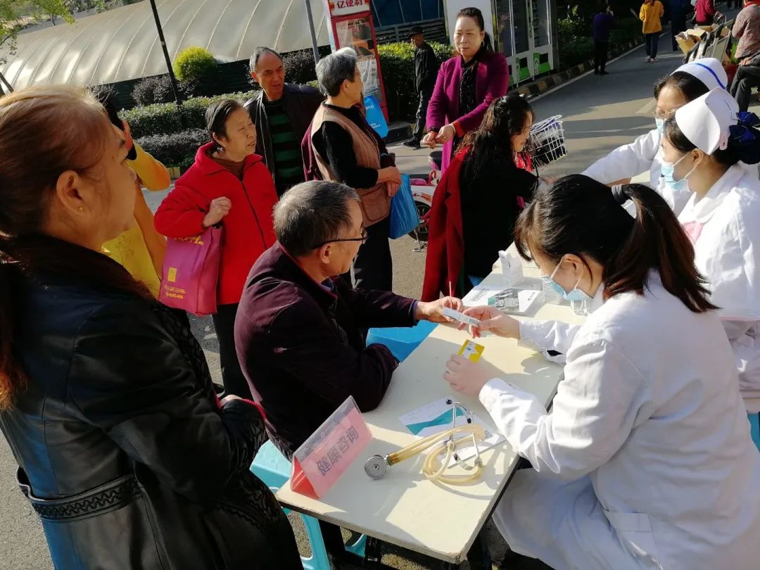 成都誉美医院联合成都华大医药卫生学校开展《实习生岗前培训专题讲座》