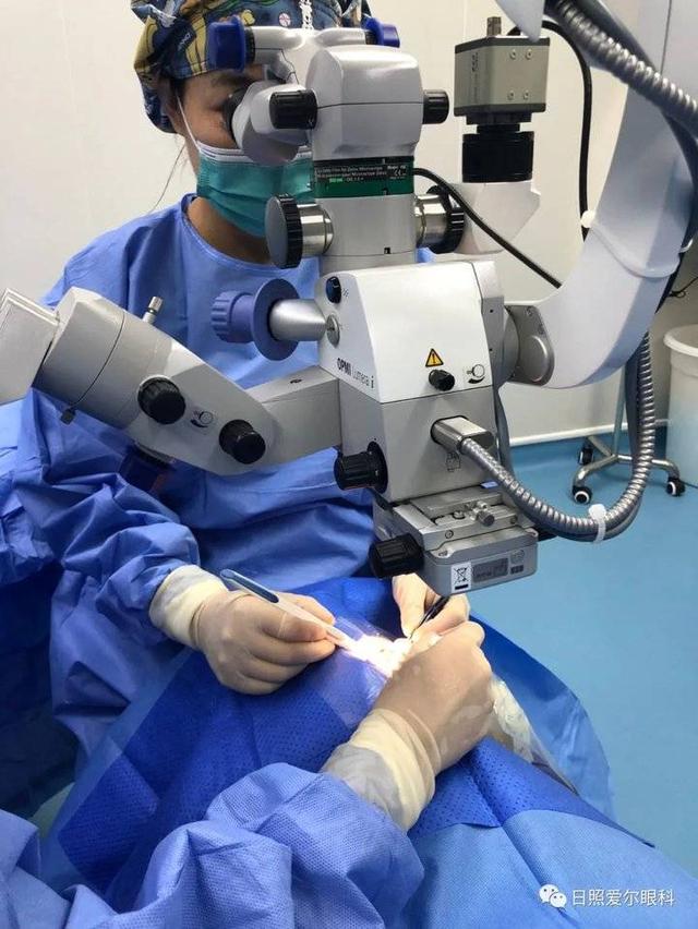 成都中医大银海眼科医院完成首例折叠式人工玻璃体球囊植入手术