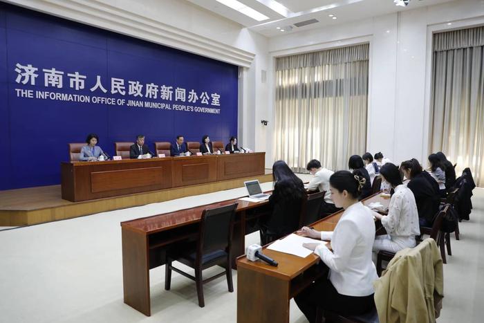 情暖三月天 ，成都誉美医院“三八节”为女性职工发放节日慰问礼包