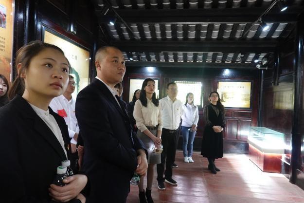 河北省泊头市医院院长耿云震一行到四川省射洪市人民医院区域检验中心参观学习
