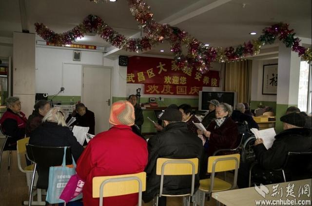 养老院住进了年轻人！“跨代共居”养老模式让老少两代各得所需