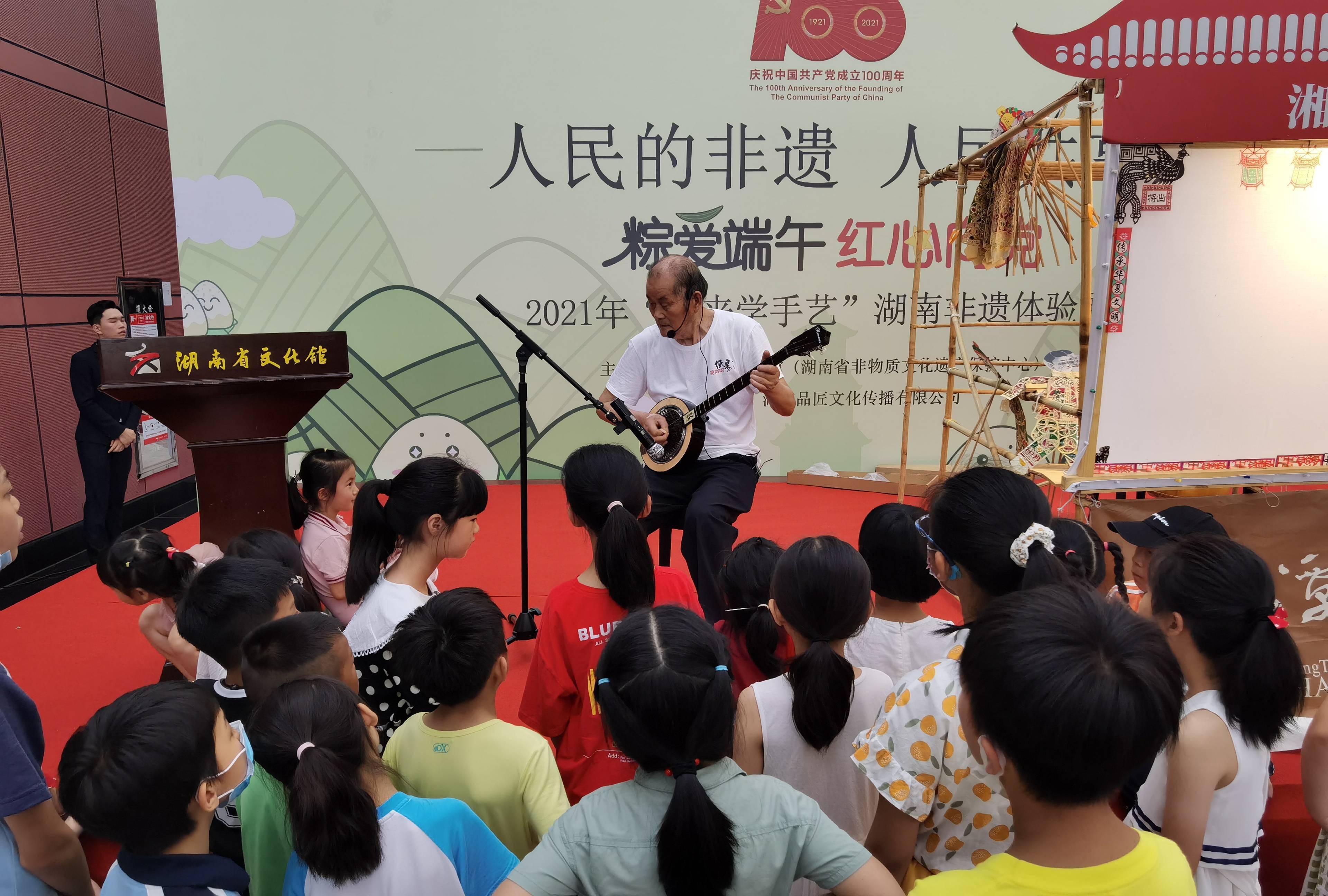 手把手、面对面，这群“老宝贝”轻松学会剪视频