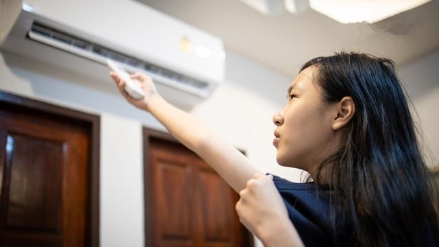 怕受凉不开空调 老年人小心“沉默中暑”