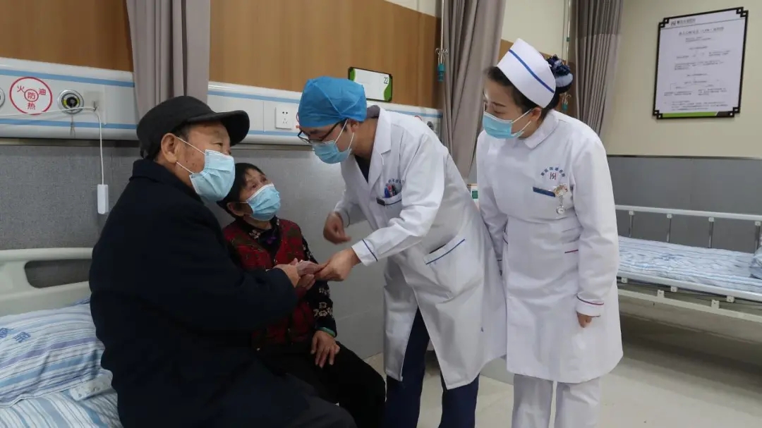 医德高尚医术精 关爱病患暖人心