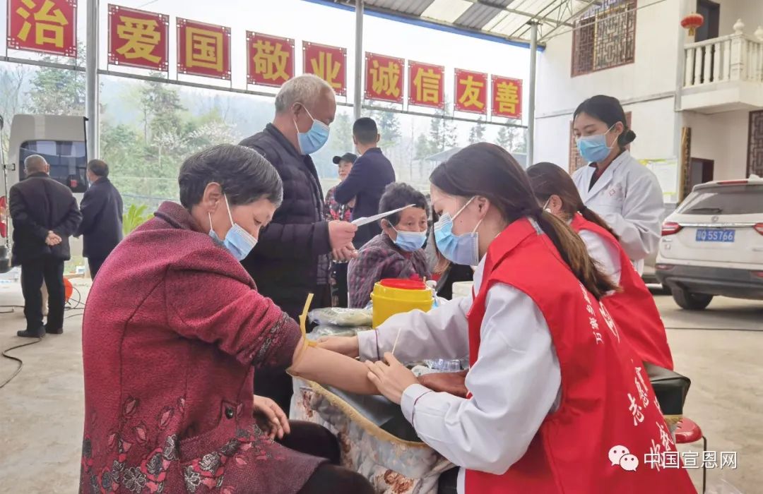 温江区卫健高温下暖心举措