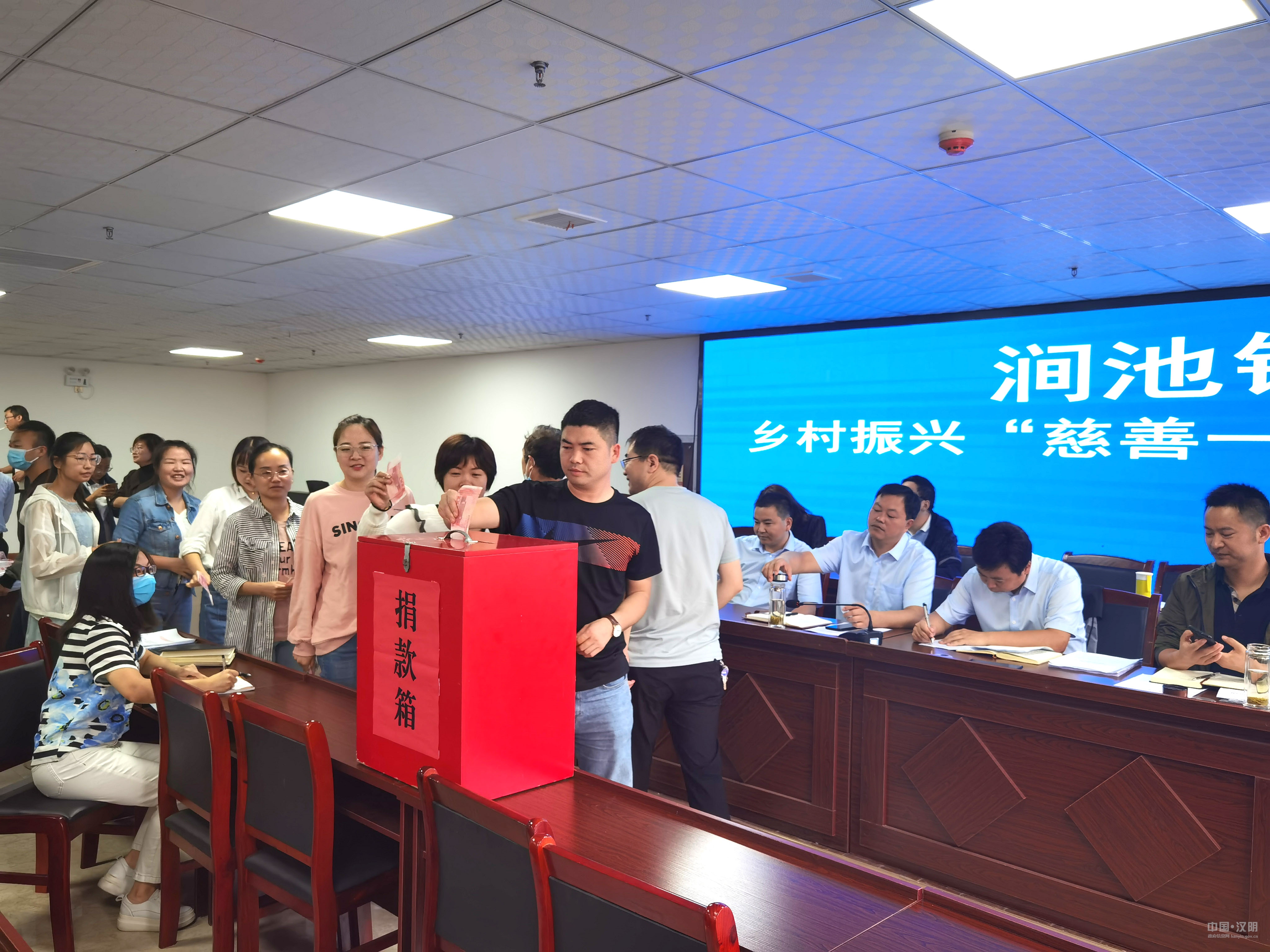 上善若水 从善如流 向善而行 都江堰市民政局开展“慈善一日捐”活动