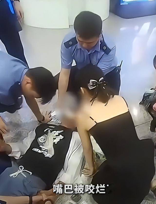 点赞！护士地铁急救晕厥女孩