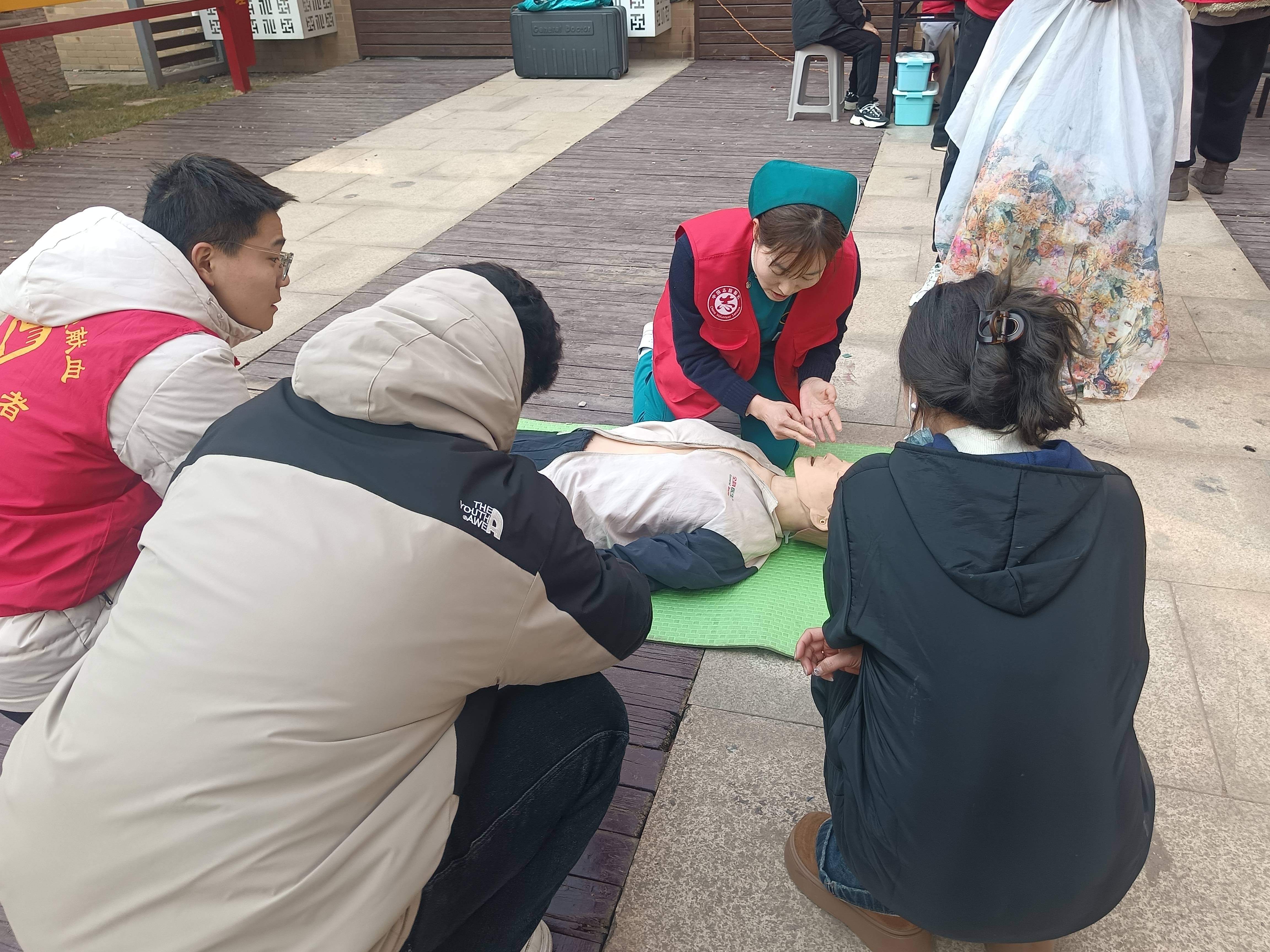 藏地传温情 义诊护健康