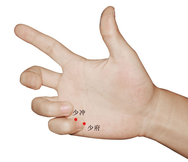 身患中风不用慌 十宣耳垂把血放